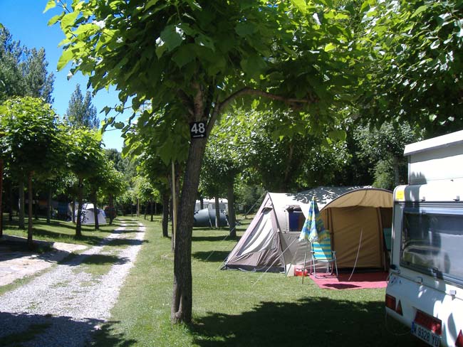 Imagen de tiendas y caravanas en Camping del Remei, espacio natural en entorno privilegiado.