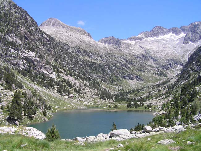 Imagen de un paisaje montañoso cerca del Camping del Remei, imagen visible a la página características del camping.