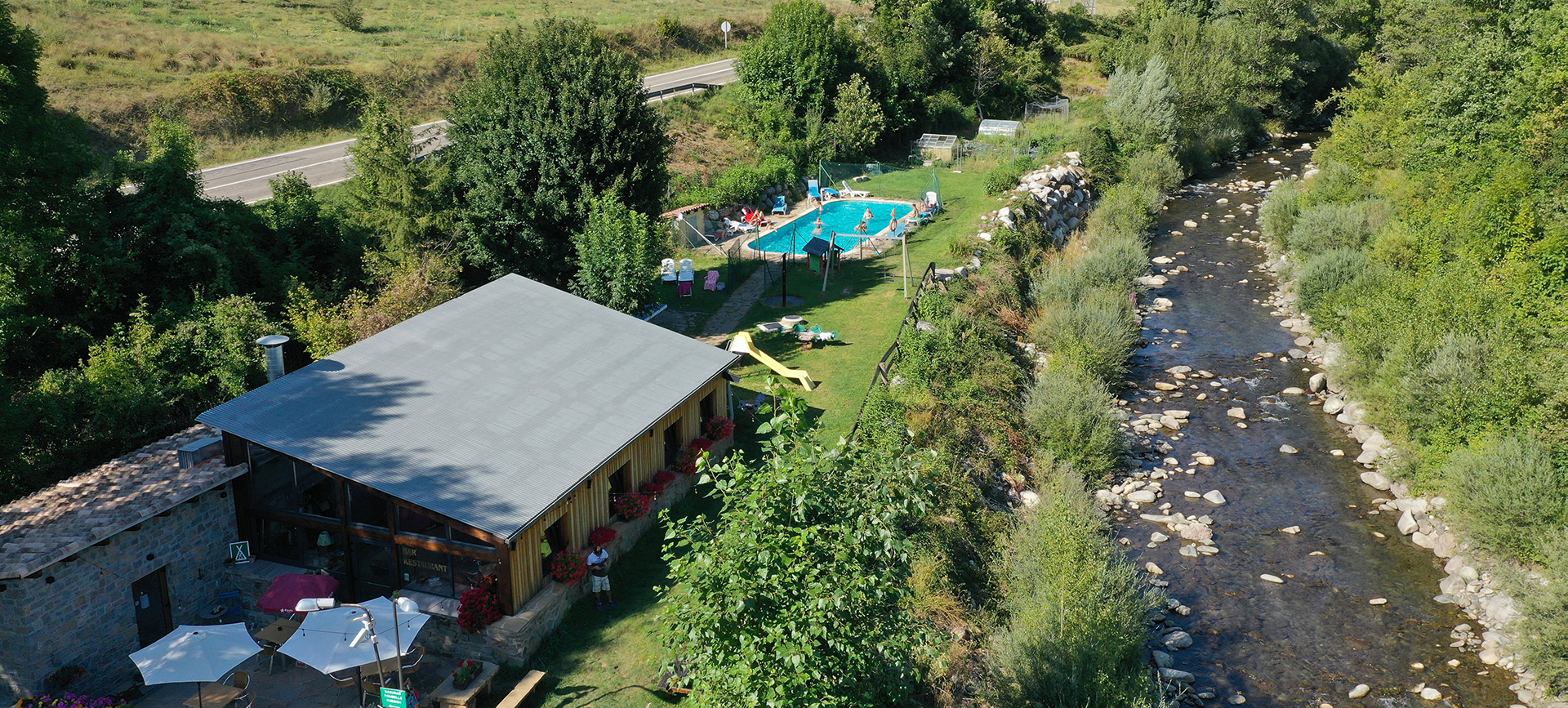 Imagen a vista de dron del Camping del Remei, espacio natural en entorno privilegiado.