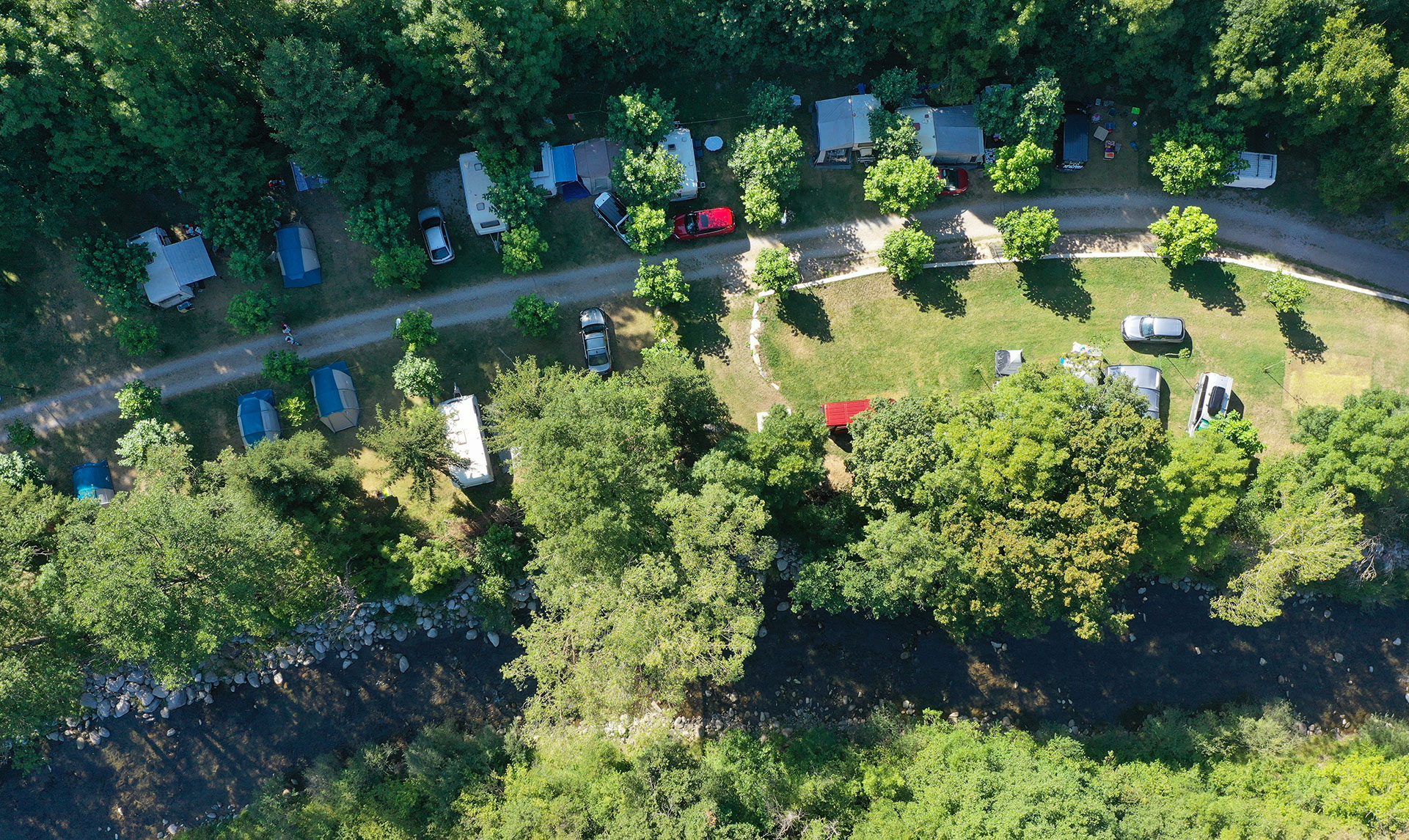 Imagen a vista de dron de varia tiendas y caravanas de Camping del Remei, imagen visible a la página características del camping.