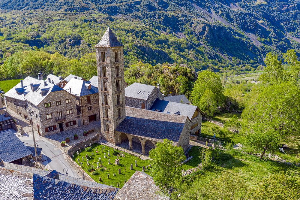 Imagen de la Iglesia de Santa Eulalia, cerca del Camping del Remei, espacio natural en entorno privilegiado.